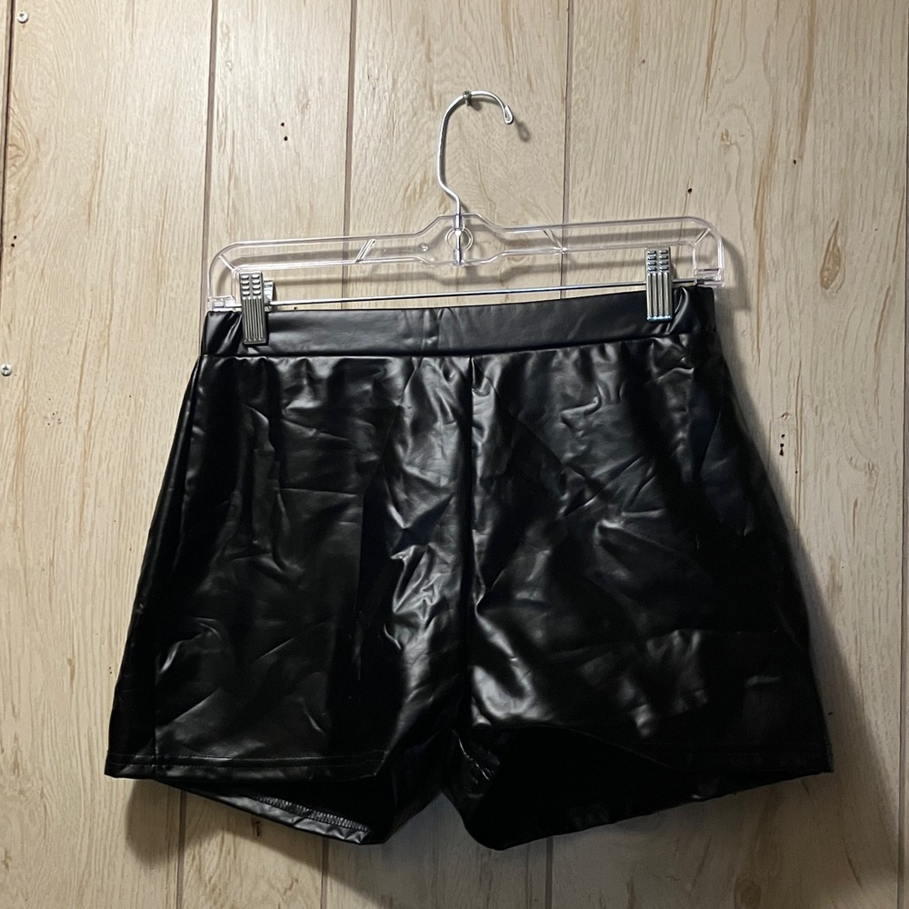 100 percent polyester & looks like leather.